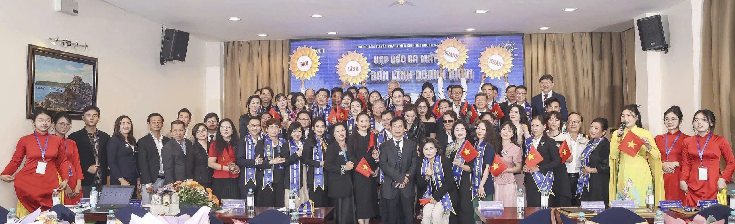 Họp báo