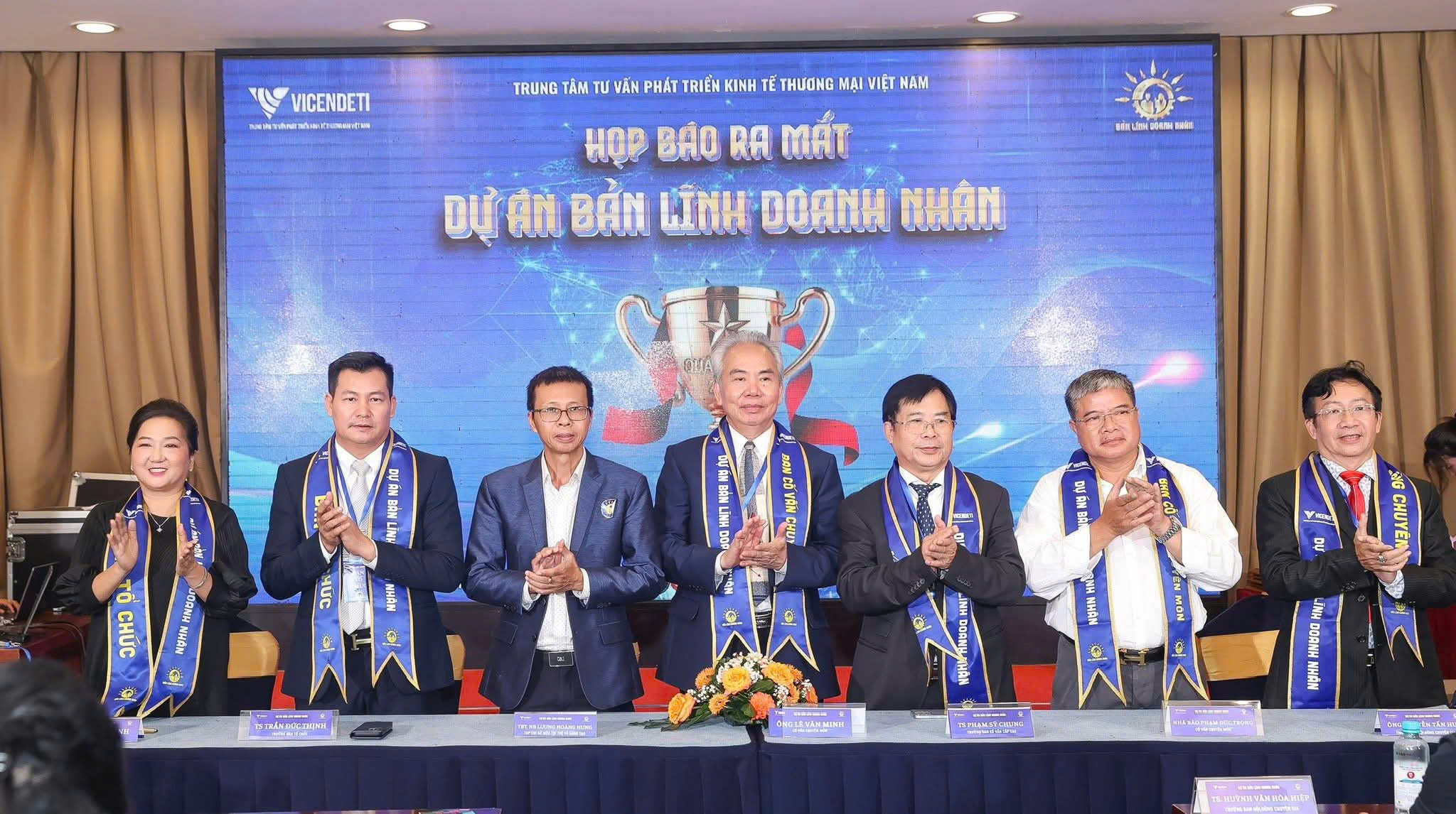 ảnh họp báo